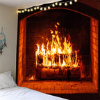 Tapisserie Murale Noël - Père Noël en Traineau & Rennes au-dessus de la Ville Enneigée